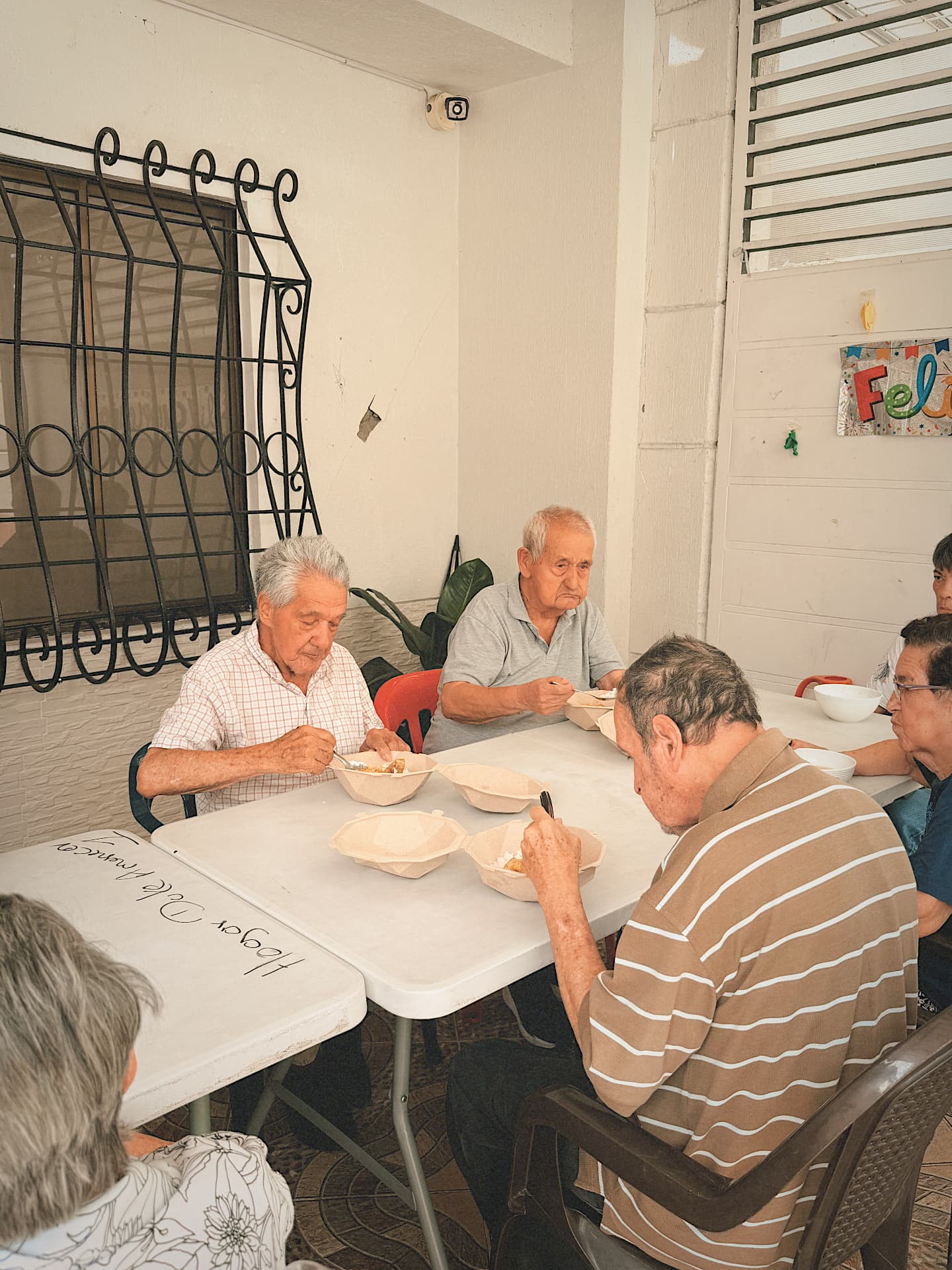 Adultos mayores compartiendo el almuerzo en el hogar Del Anciano