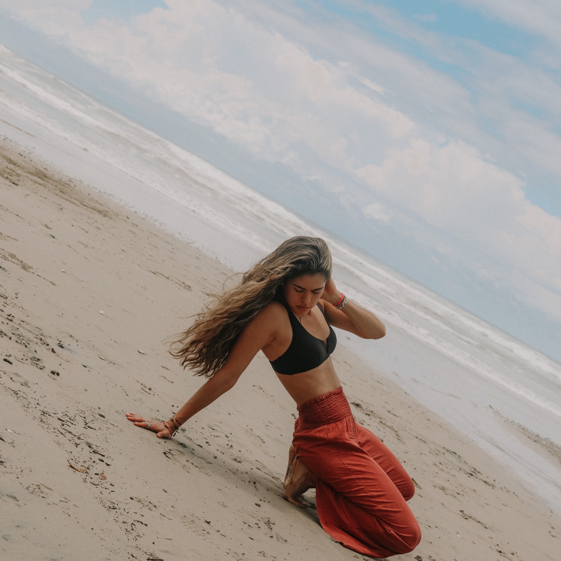 Mujer en pose de yoga junto a una ventana