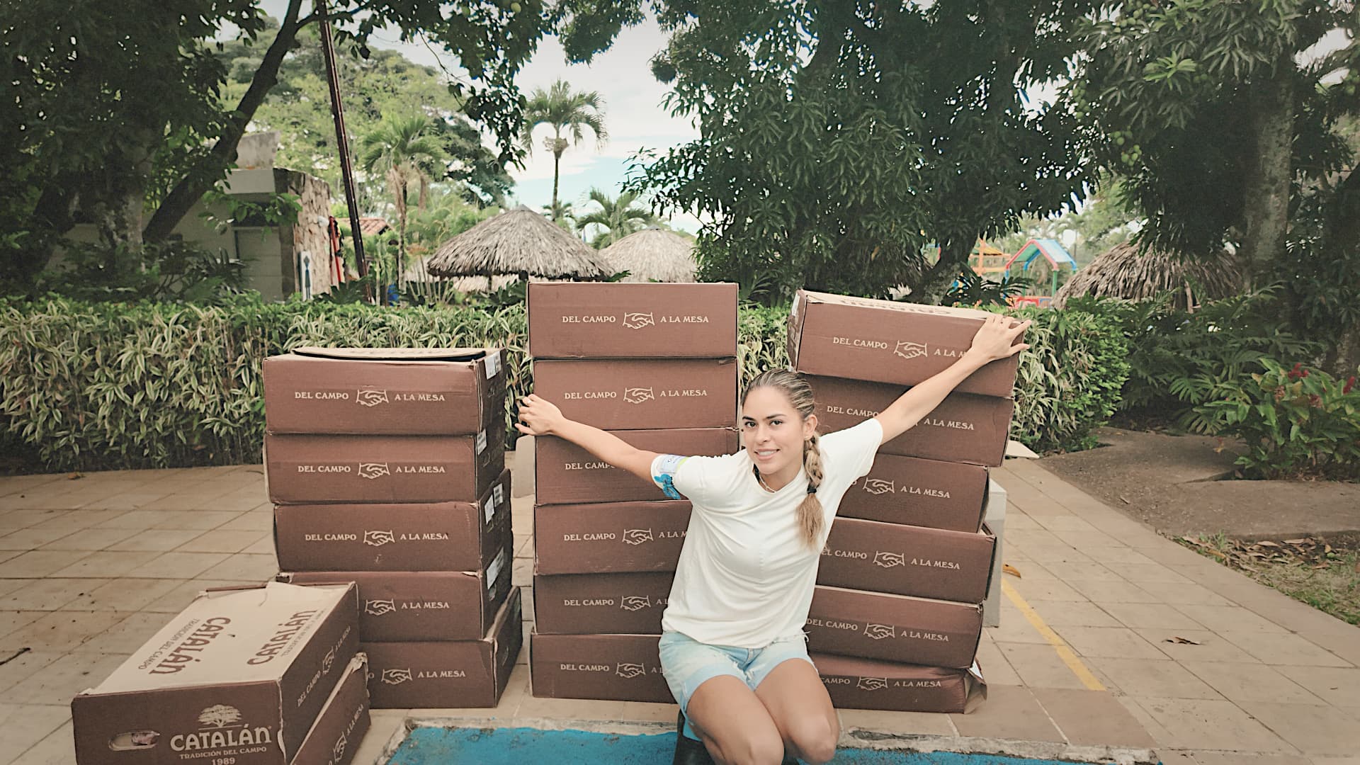 María junto a cajas de donaciones Del Campo a la Mesa